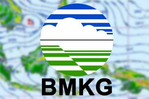 BMKG memprakirakan hujan lebat yang dapat disertai kilat/petir dan angin kencang berpotensi melanda sejumlah provinsi di Indonesia, Selasa (3/5).