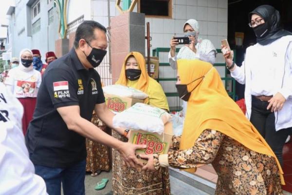 Bantuan berupa 1,5 ton beras dan 37 dus mie instan diberikan kepada Forum Komunikasi Ustadzah DKI Jakarta serta para anak yatim.