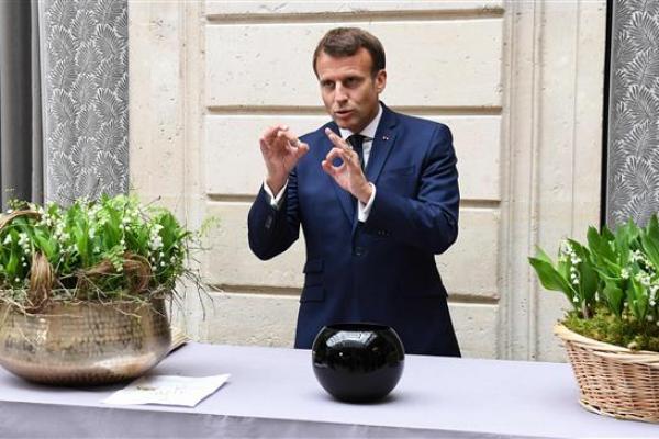 Macron menyuarakan dukungannya kepada Presiden Irak, Barham Salih untuk membantu memerangi sel-sel tidur kelompok Islamic State Iraq and Syria (ISIS) dan melawan campur tangan asing.
