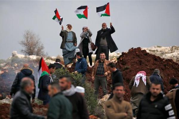 Israel menunda rencana kontroversialnya untuk mencaplok bagian-bagian Tepi Barat. 