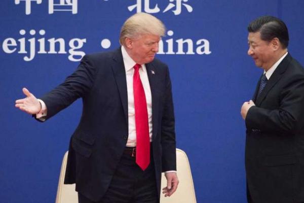 Trump menjatuhkan sanksi berupa pembatasan visa terhadap sejumlah pejabat China, yang dinilai melanggar otonomi Hong Kong.