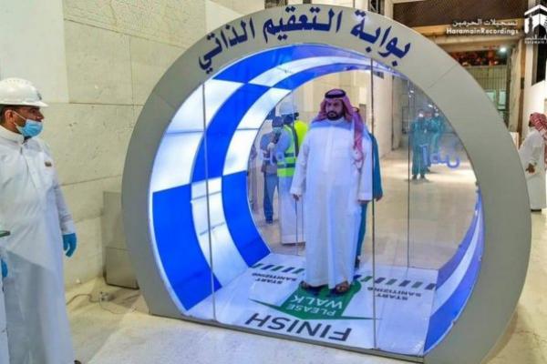 Saudi telah memasang gerbang sterilisasi diri di pintu masuk masjid-masjid besar di Mekah dan Madinah
