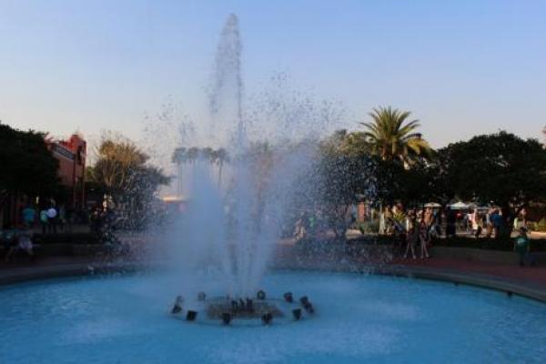 Area Disney Springs terdiri dari empat area, yakni Maketplace, The Landing, Town Center, dan West Side.