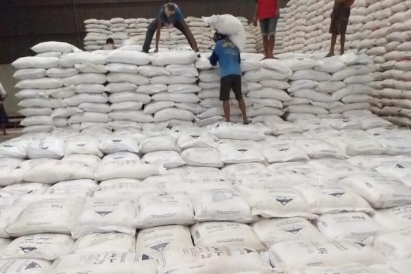 Bulog akan menggelontorkan sedikitnya 22.000 ton gula yang baru saja didatangkan dari India