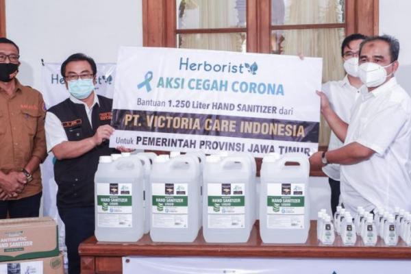 Penyerahan hand sanitizer tersebut diterima langsung oleh Gubernur Jatim, Khofifah Indra Parawansa pada Selasa (12/5) lalu di Gedung Negara Grahadi, Surabaya.