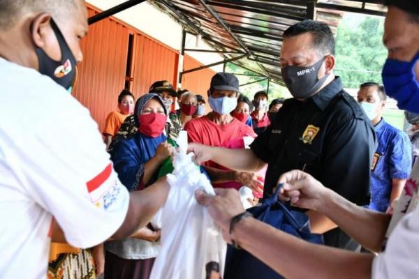 Ketua MPR RI Bambang Soesatyo (Bamsoet) kembali menyalurkan bantuan kemanusiaan berupa paket sembako ke berbagai kelompok masyarakat.