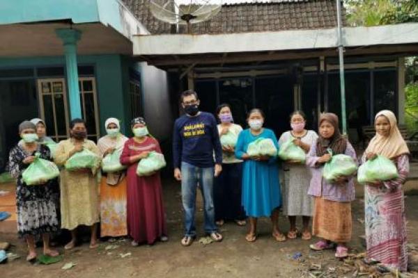 Nasim Khan langsung membagikan puluhan Ribu paket sembako kepada masyarakat Banyuwangi, Situbondo, Bondowoso secara Door To Door dan juga melalui Balai Desa