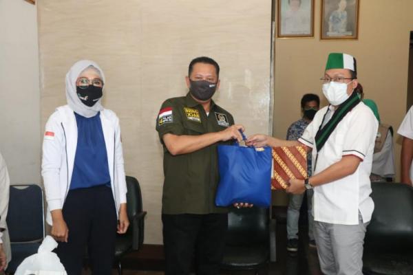 Ketua MPR RI Bambang Soesatyo (Bamsoet) menyalurkan bantuan sosial berupa paket sembako dan berbagai bantuan lainnya kepada Pengurus Besar Himpunan Mahasiswa Islam (PB HMI).