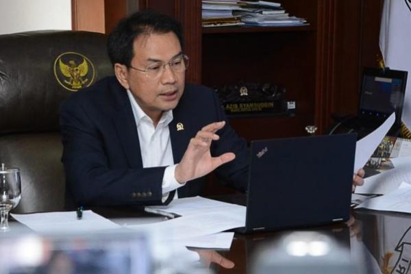 Surat Keputusan Bersama (SKB) 3 Menteri terkait aturan penggunaan seragam dan atribut di lingkungan sekolah negeri diacungi jempol Wakil Ketua DPR RI Azis Syamsuddin.