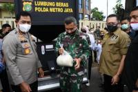 Bamsoet Bersama Kapolda metro Jaya dan Pangdam Jaya Berikan Bantuan Melalui Polres Jakarta Pusat