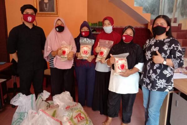 Dibagikan juga 200 paket beras untuk para janda yang ada korwil Tanah Sareal dan Bogor Utara.