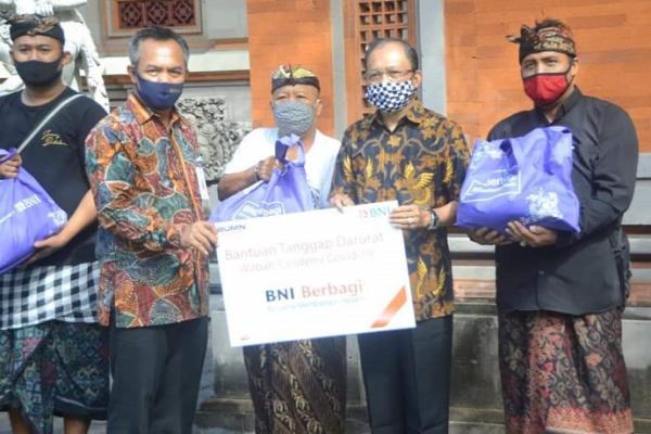 Gubernur Bali Wayan Koster menyerahkan penyaluran bantuan secara simbolis untuk warga Denpasar terdampak pandemik Covid-19. Bantuan berupa sembako ini diserahkan kepada perwakilan warga, di Rumah Jabatan Gubernur Bali, Jaya Sabha, Denpasar, Rabu (20/5).