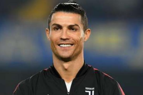 Pemain depan Juventus Cristiano Ronaldo menyalip Rui Costa untuk menjadi pencetak gol terbanyak Portugal