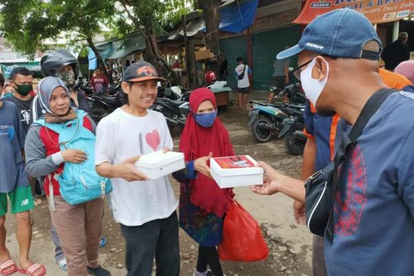 Musisi Fariz RM bersama KOPHI bagikan nasi kotak ke area Pasar Buncit, Jakarta Selatan.