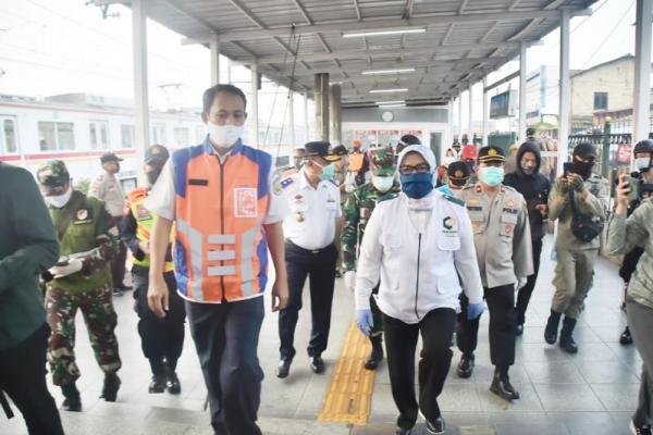 Bupati Bogor, Ade Yasin aktivitas KRL Jabodetabek di stasiun Bojong Gede untuk melihat pengguna kereta api commuter line dari Kabupaten Bogor