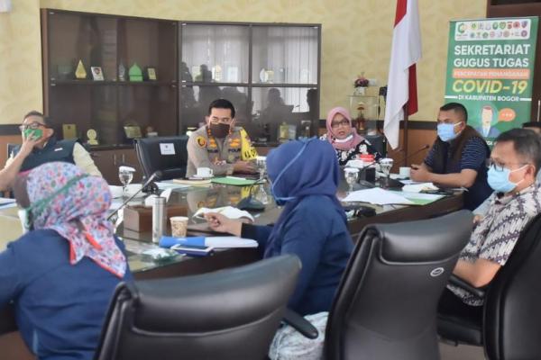 Bupati Bogor, Ade Yasin mengatakan bahwa Pemerintah Kabupaten (Pemkab) Bogor resmi memberlakukan Pembatasan Sosial Berskala Besar (PSBB) mulai Rabu, (15/4)