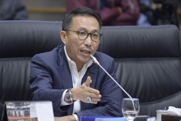 Ketua Komisi III DPR, Herman Herry mengingatkan aparat kepolisian harus tegas dalam mengusut kasus narkoba yang menjerat Kepala Pangkalan dan Sarana Operasional Bea Cukai Pelabuhan Tanjung Priok, Agus Purnady.