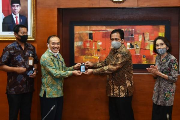 Sekretaris Jenderal (Sekjen) DPR RI Indra Iskandar menerima 1.866 Smartcard yang merupakan buah kerja sama DPR RI atau Sekretariat Jenderal (Setjen) DPR RI dengan Bank Mandiri.
