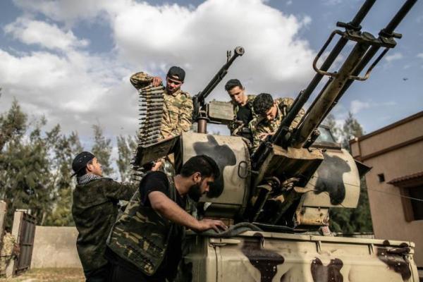 Pasukan pemerintah Libya menggempur posisi milisi panglima perang Khalifa Haftar di bandara Tripoli,