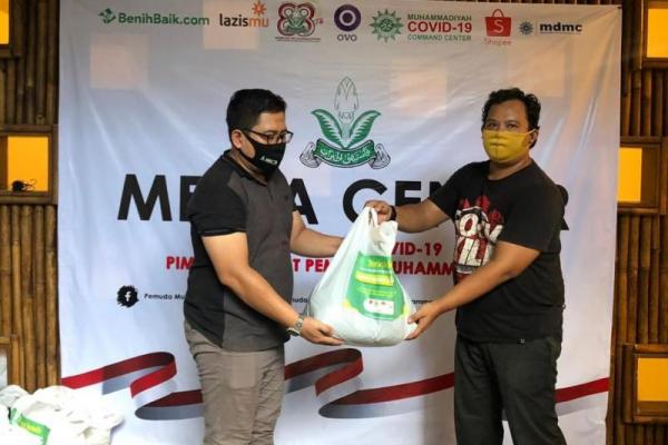 Bantuan paket sembako tersebut dibagikan melalui Pimpinan Pusat Pemuda Muhammadiyah dan Pimpinan Pusat Muslimat Nahdlatul Ulama.