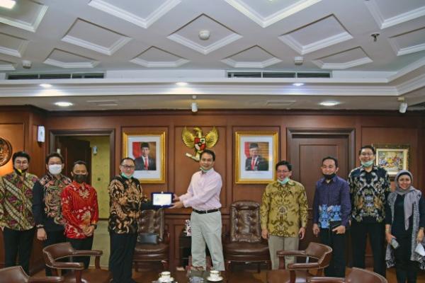 Wakil Ketua DPR RI M. Azis Syamsuddin menerima kunjungan AP2LI yang menyampaikan keluhan dan persoalan seputar dunia usaha multi level marketing (MLM) serta meminta dukungan DPR. 