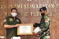 MPR RI Berikan Penghargaan Kepada Prajurit TNI