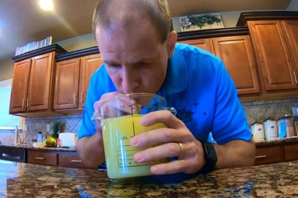 Seorang lelaki Idaho memecahkan Rekor Dunia Guinness ke 150-nya dengan meminum satu liter jus jeruk nipis dalam 17,29 detik.