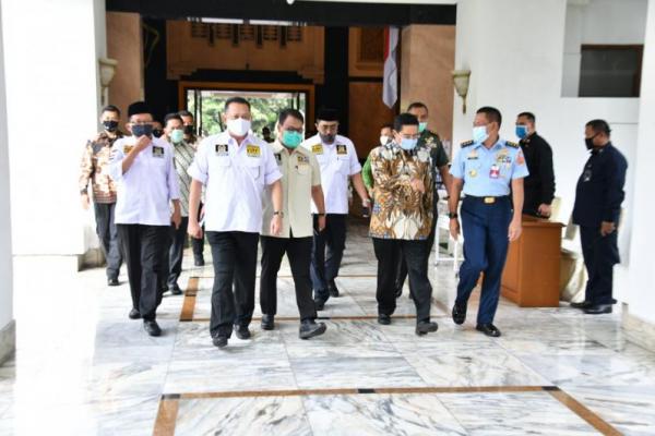 Delegasi Pimpinan MPR RI, dipimpin Ketua MPR Bambang Soesatyo bertemu Menteri Pertahanan Prabowo Subianto dalam rangka Silaturrahmi Kebangsaan.