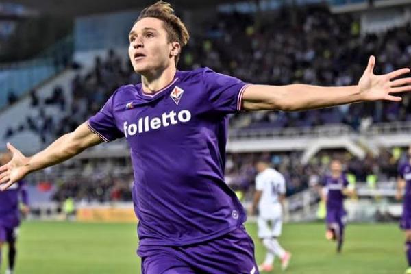 Manchester United dikabarkan melirik bintang muda Fiorentina, Federico Chiesa di bursa transfer musim ini.