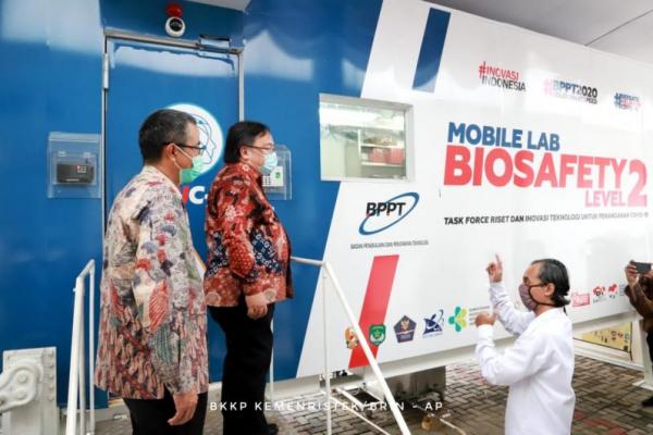 Dia mengklaim, laboratorium portabel yang kini ditempatkan di Rumah Sakit Moh. Ridwan Meuraksa, Jakarta Timur tersebut memiliki kapasitas pemeriksaan sekitar 120 spesimen per 12 jam, atau 240 spesimen dalam satu hari penuh.