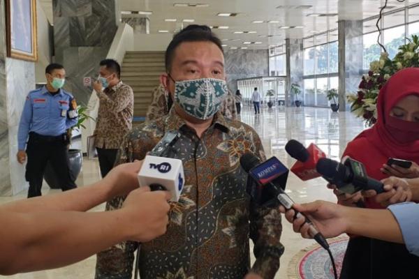 Wakil Ketua DPR Sufmi Dasco Ahmad mendukung uji klinis fase II vaksin Nusantara. Dimana, Vaksin Nusantara diyakini akan membantu program vaksinasi yang sedang digalakkan pemerintahan Presiden Jokowi.