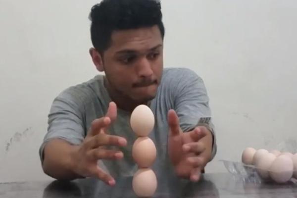 Mohammed Muqbel, 20, dianugerahi rekor tumpukan telur terbanyak di dunia 