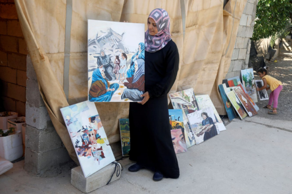 Seniman Palestina Khadeeja Bisharat melukis pemandangan buldoser dan penghancuran