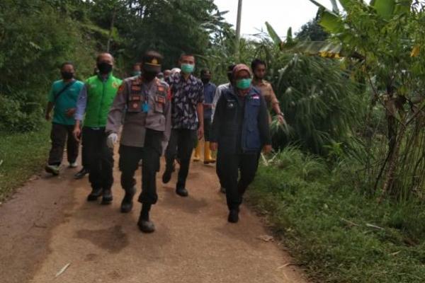 Ade Yasin meninjau lokasi bencana longsor yang meluluhtahkan Kampung Seluduk RT01/11, Desa Wangun Jaya, Leuwisadeng, Bogor, Rabu (13/5) dini hari.