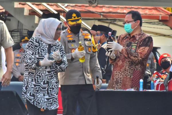 Bupati Bogor, Ade Yasin menyampaikan dukungan kepada Polres Bogor yang terus berupaya memberantas peredaran miras di wilayah Kabupaten Bogor.
