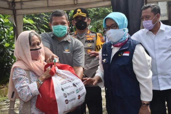 Pemerintah Kabupaten Bogor melalui Bupati Bogor Ade Yasin menerima bantuan dari Presiden RI yang diberikan langsung oleh Kementerian Sosial RI.