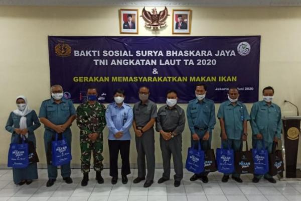 Kementerian Kelautan dan Perikanan (KKP) membagikan 850 paket ikan untuk mendukung operasi kemanusiaan TNI Angkatan Laut (AL) bertajuk Surya Bhaskara Jaya (SBJ) 2020.