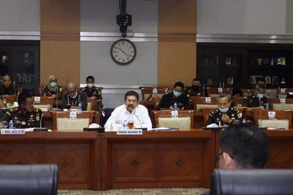 Jaksa Agung ST Burhanuddin memastikan akan menjerat seluruh pihak termasuk petinggi bea cukai yang terlibat dalam kasus korupsi penyelundupan impor tekstil.