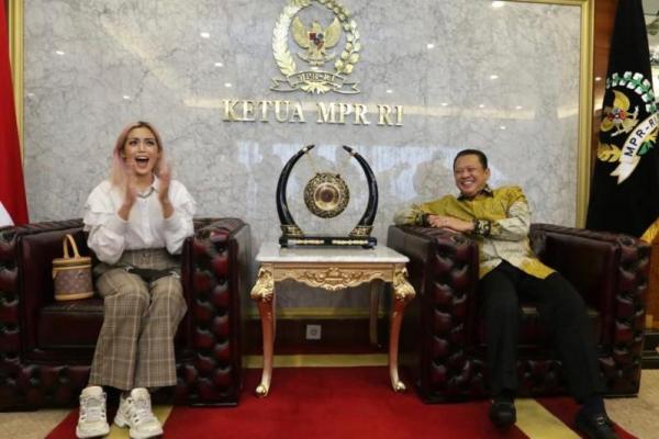 Setelah sebelumnya berkolaborasi dengan Raffi Ahmad dan Nagita Slavina, kini Bamsoet ngevlog bareng Jessica Iskandar di Ruang Kerja Ketua MPR RI, Jakarta, Selasa (30/6/20).