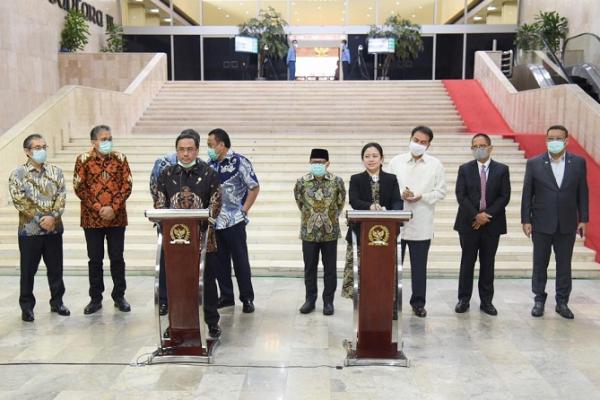 DPR RI Puan Maharani menerima kedatangan Pimpinan BPK dalam rangka Konsultasi antara Pimpinan DPR RI dengan Pimpinan BPK RI. Pertemuan dilaksanakan di ruang Pustakaloka Gedung Nusantara IV kompleks Parlemen RI di Jakarta.