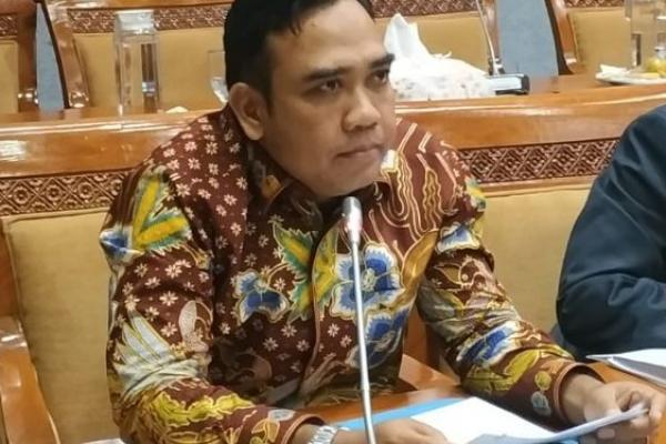 Kalangan dewan ikut angkat bicara soal video viral siswi nonmuslim SMK Negeri 2 Padang, Sumatera Barat (Sumbar) yang diminta memakai jilbab oleh pihak sekolah.