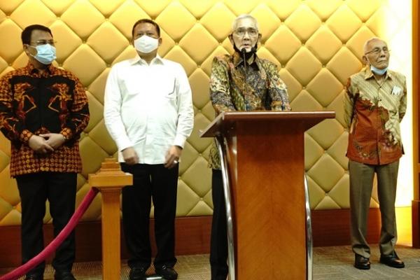 Wakil Presiden ke-6 Republik Indonesia Try Sutrisno bersama veteran dan purnawirawan TNI Polri menemui pimpinan MPR RI untuk menyampaikan dukungan terhadap Rancangan Undang-Undang Pembinaan Ideologi Pancasila (RUU PIP).