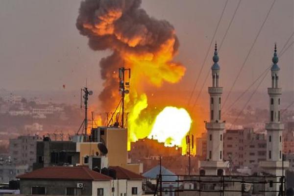 Serangan itu merupakan reaksi terhadap tiga roket yang diduga ditembakkan dari kantong yang dikepung di bagian selatan wilayah pendudukan.