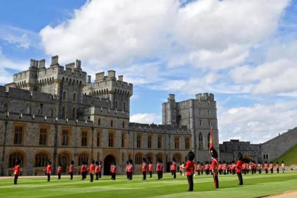 Kastil Windsor, sebelah barat London, tempat raja berusia 94 tahun itu telah tinggal sejak awal pandemi ini, akan dibuka untuk kunjungan pra-pemesanan yang dilakukan sejak 23 Juli.