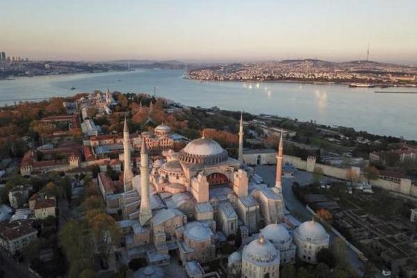UNESCO mengatakan pada Jumat bahwa pihaknya akan meninjau status monumen tersebut sebagai Situs Warisan Dunia setelah pengesahan Erdogan.