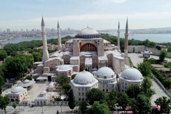 Uni Maghreb Arab juga menggambarkan pembukaan kembali masjid Hagia Sophia kepada para jamaah sebagai 