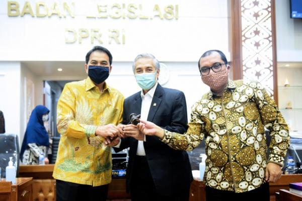 Wakil Ketua DPR RI Azis Syamsuddin memimpin prosesi pergantian pimpinan Wakil Ketua Badan Legislasi (Baleg) DPR RI dari Fraksi PDI Perjuangan.