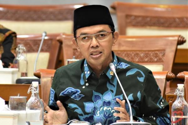 Anggota Komisi VIII DPR RI Maman Imanulhaq meminta agar masyarakat Indonesia untuk menghormati keputusan pemerintah soal penundaan keberangkatan calon jemaah haji tahun 2021.
