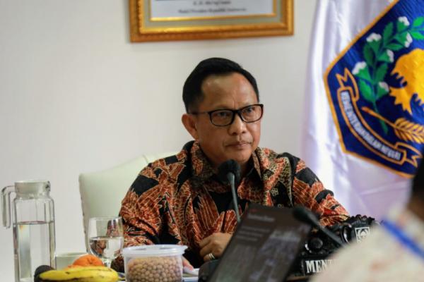 Menteri Dalam Negeri Muhammad Tito Karnavian minta anak buahnya tetap produktif di hari libur.
