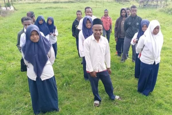 Madrasah Tsanawiyah Negeri (MTsN) Jayawijaya, Papua menjadi satu dari segelintir satuan pendidikan yang hari ini, Senin (13/7), merasakan nikmatnya hari pertama tahun ajaran baru secara tatap muka.